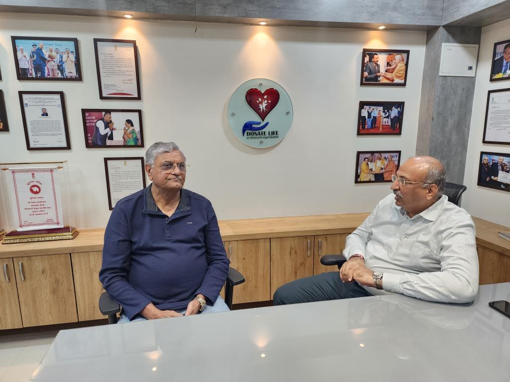 Mr. Girishbhai Vansia, a well-known senior advocate of Surat city visited the office of Donate Life and congratulated Donate Life for the work being done in the field of organ donation.